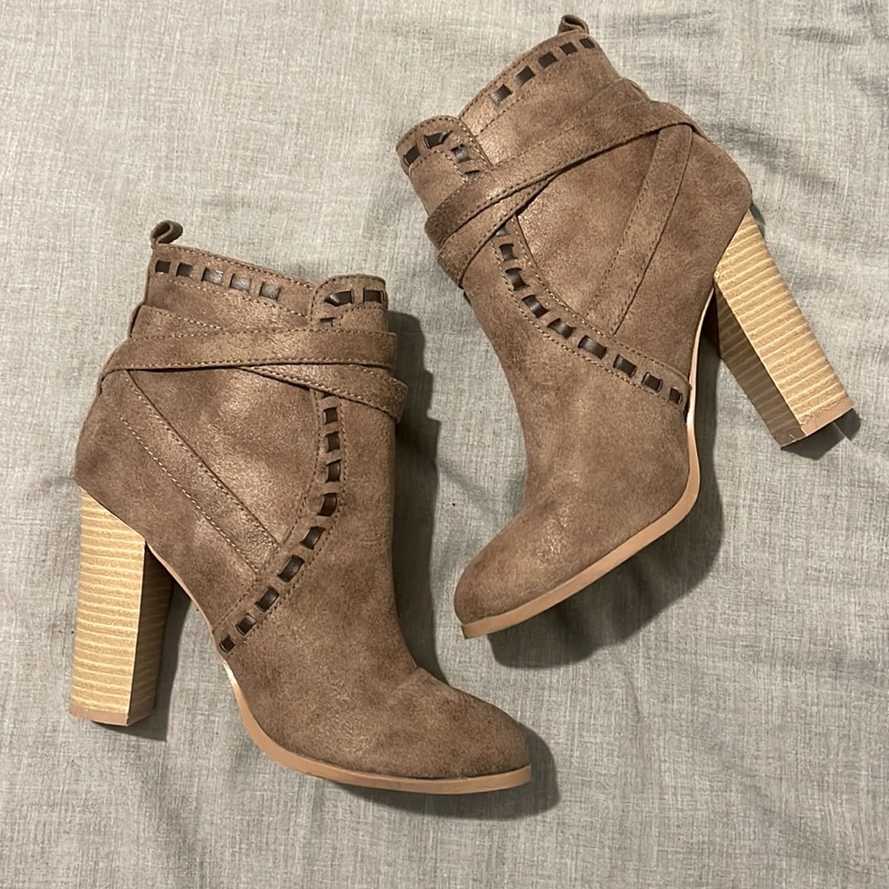 Brown/Tan ankle boots